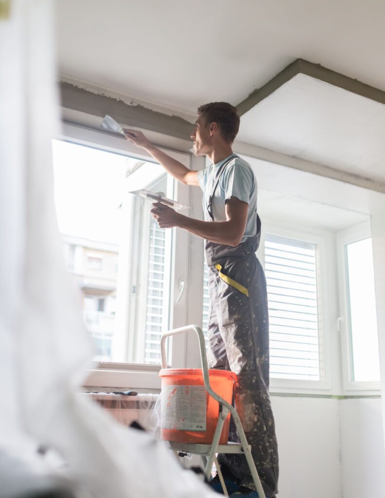 Artisan espagnol réalisant des travaux de rénovation dans une maison accompagnée par Melya Group