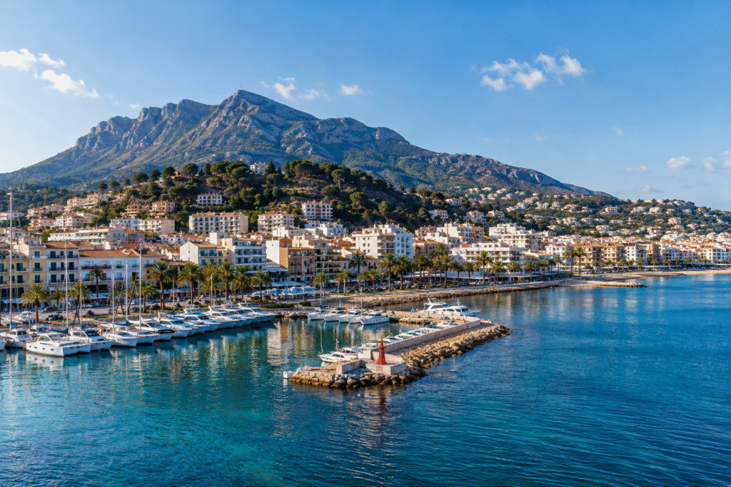 Investir à Dénia en Espagne : vue du port de plaisance, de la marina et du centre-ville de Dénia sur la Costa Blanca