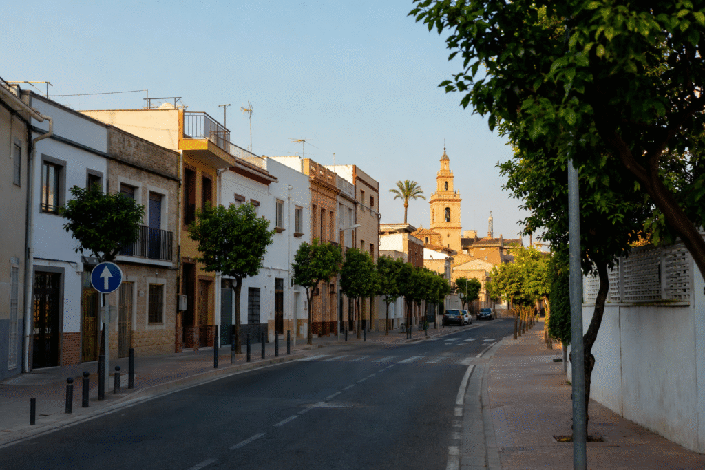 Rue résidentielle calme à Moncada près de Valence en Espagne, appréciée des familles francophones pour sa qualité de vie et sa proximité avec Valence
