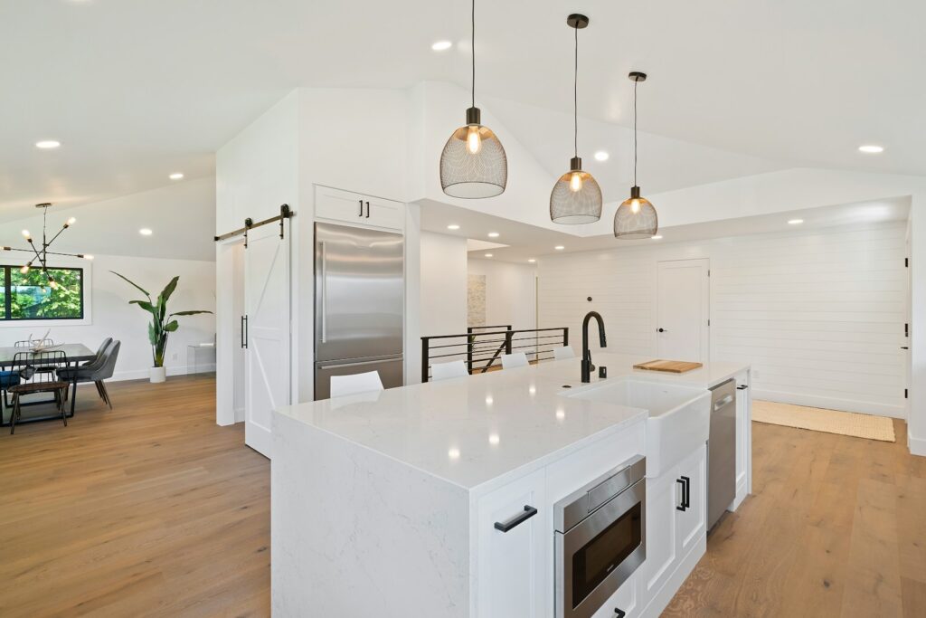 Rénovation cuisine moderne appartement Valence Espagne — résultat travaux à distance
