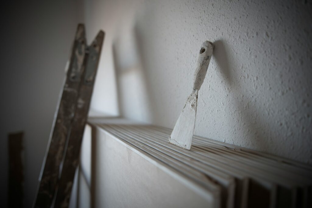 Artisan en rénovation d’appartement en Espagne pendant des travaux à Valence