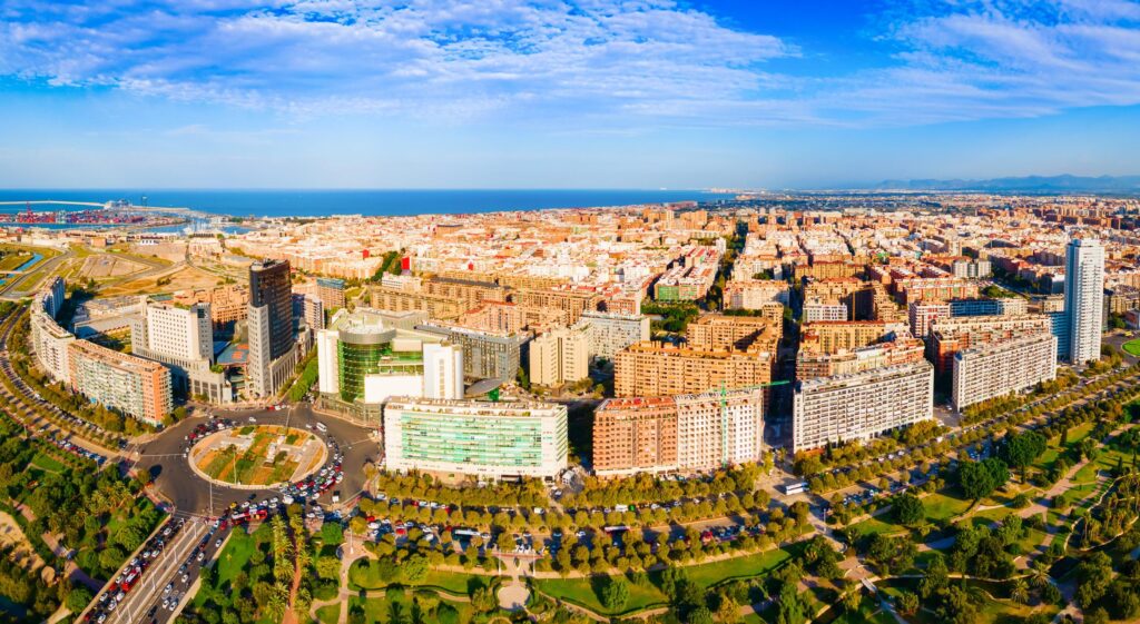 Vue résidentielle de Valencia illustrant le marché immobilier et la vente de maisons et appartements en 2026.