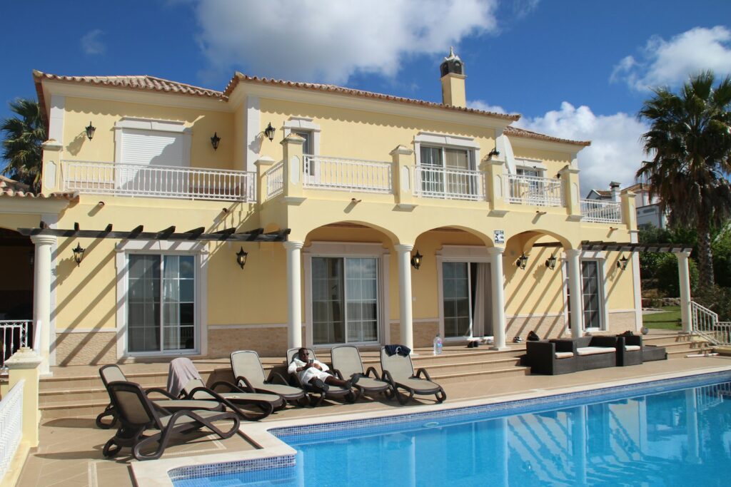 Maison avec piscine en Espagne illustrant une estimation immobilière pour un propriétaire francophone