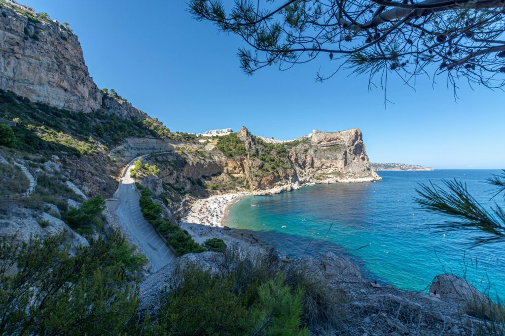 Vue panoramique de Jávea sur la Costa Blanca, avec ses villas et quartiers résidentiels, pour illustrer un guide d'achat immobilier selon le budget en 2026.