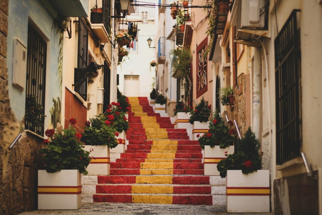 Rue typique en Espagne illustrant un projet d’achat immobilier accompagné par un chasseur immobilier francophone